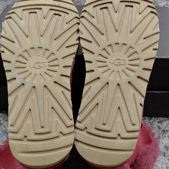 "UGG"Womans Sz.8 Low Bailey Bow Fuchsia Suede Boots .Has a few spots(pictured) - Picture 7 of 13
